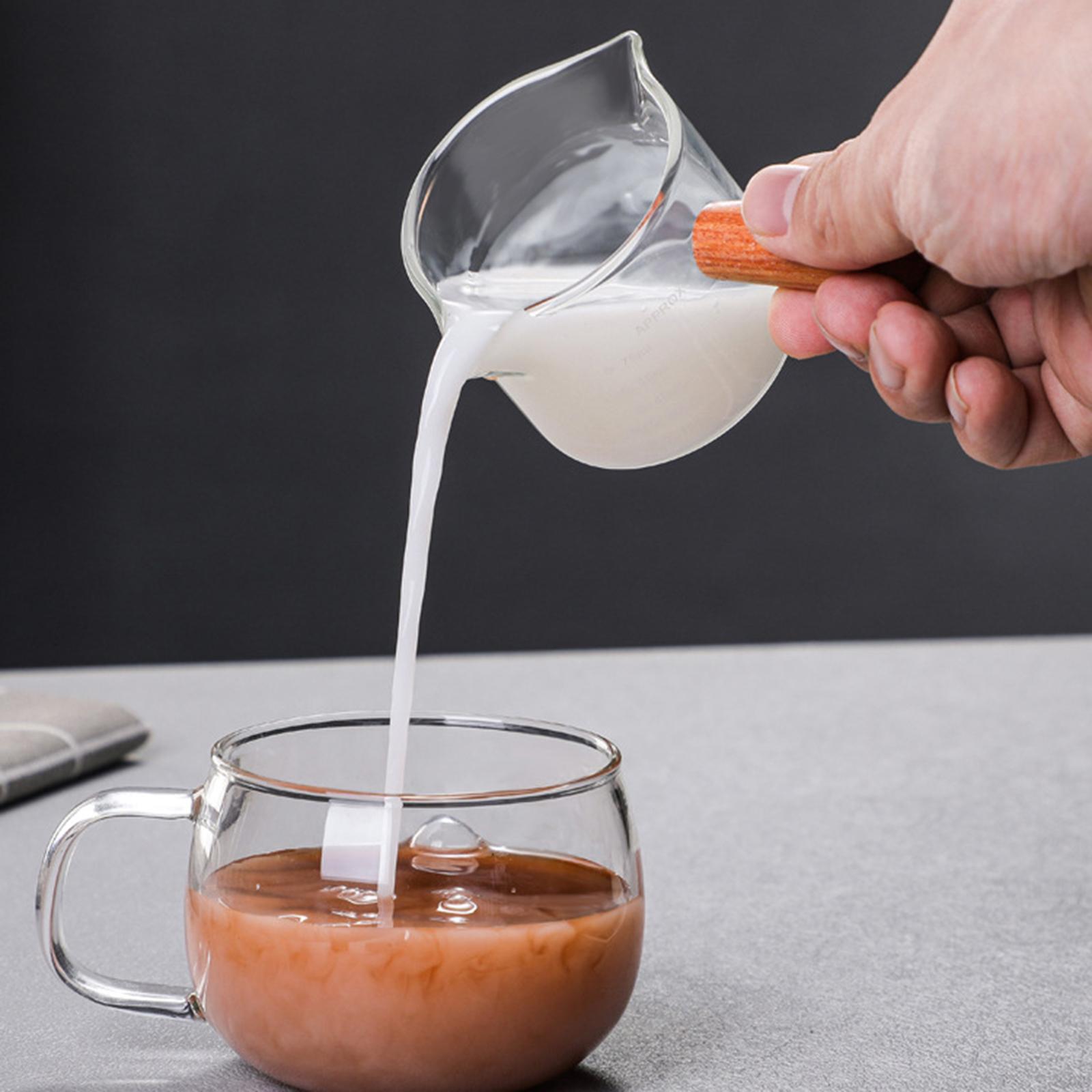 Espresso Shot Glass - 二重注ぎ口付きの計量カップ。透明な高ホウケイ酸ガラス製で、木製の取っ手が付いています。キッチンでのコーヒー、ワイン、カクテルなどに最適です。